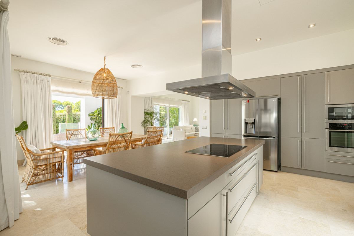 4 Bed Townhouse for sale in Casares Costa Del Sol, Málaga, Spain