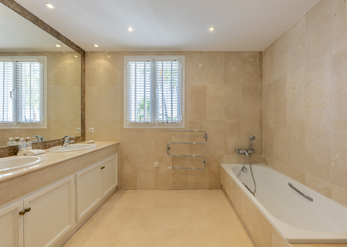 Se vende Villa - Chalet de 5 dormitorios en Costa Del Sol, Málaga, España