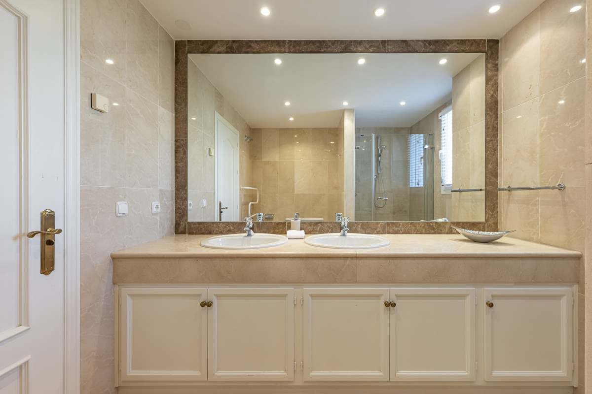 Se vende Villa - Chalet de 5 dormitorios en Costa Del Sol, Málaga, España