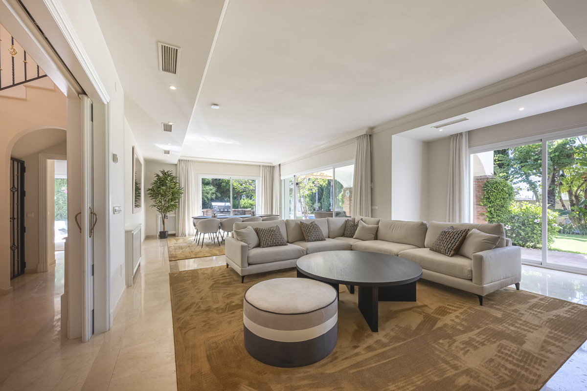 Se vende Villa - Chalet de 5 dormitorios en Costa Del Sol, Málaga, España