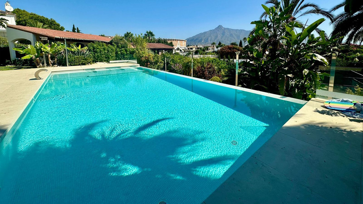 Se vende Villa - Chalet de 7 dormitorios en Costa Del Sol, Málaga, España
