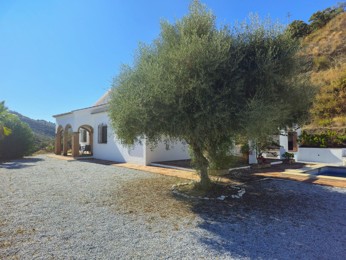 3 Bed Townhouse for sale in Árchez Costa Del Sol East, Málaga, Spain