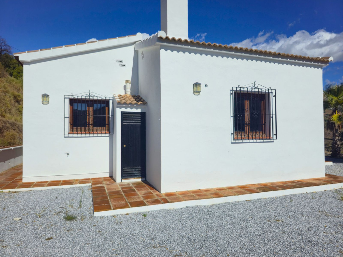 3 Bed Townhouse for sale in Árchez Costa Del Sol East, Málaga, Spain