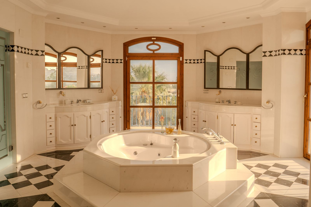 Se vende Villa - Chalet de 6 dormitorios en Costa Del Sol, Málaga, España