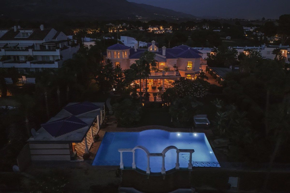 Se vende Villa - Chalet de 6 dormitorios en Costa Del Sol, Málaga, España