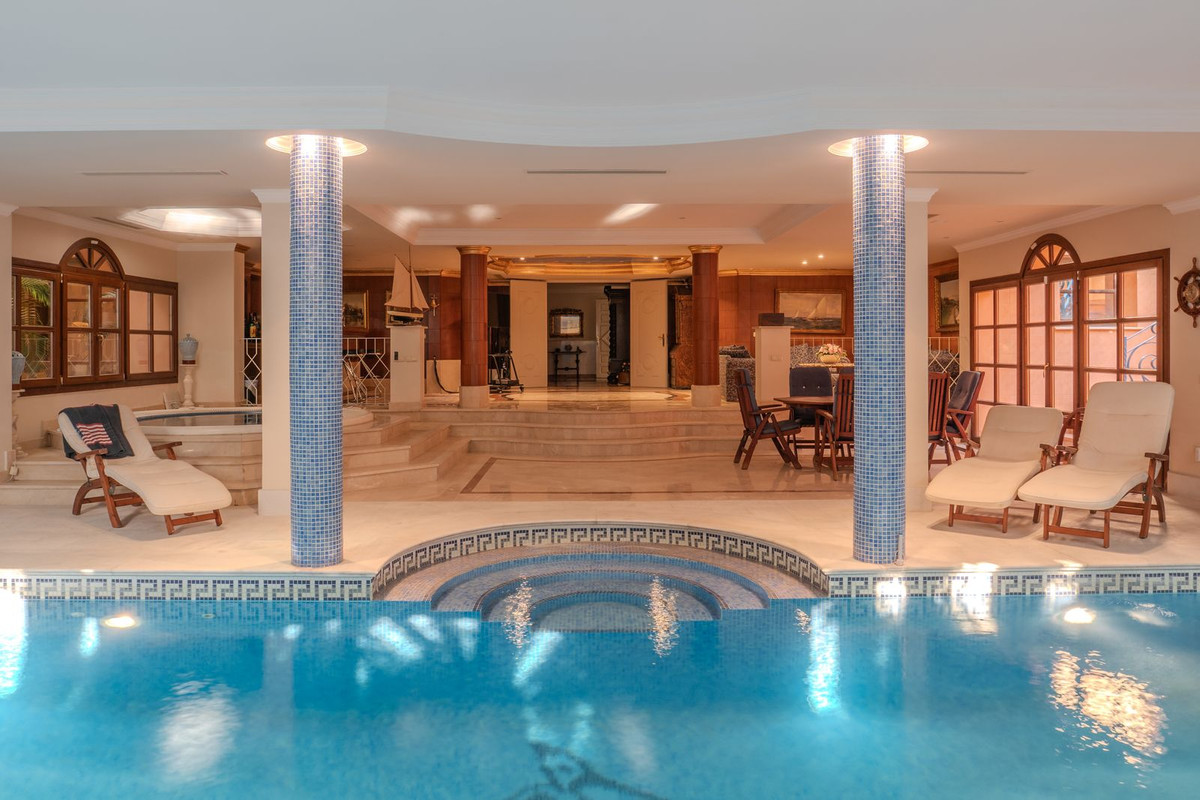 Se vende Villa - Chalet de 6 dormitorios en Costa Del Sol, Málaga, España