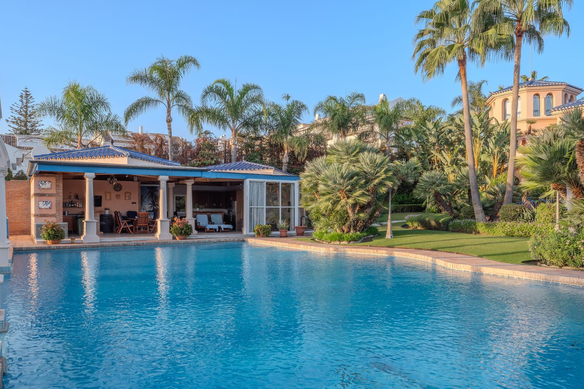 Se vende Villa - Chalet de 6 dormitorios en Costa Del Sol, Málaga, España