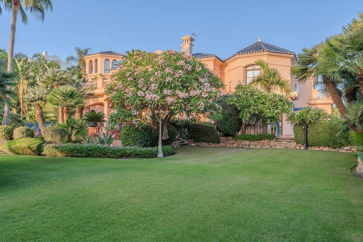 Se vende Villa - Chalet de 6 dormitorios en Costa Del Sol, Málaga, España