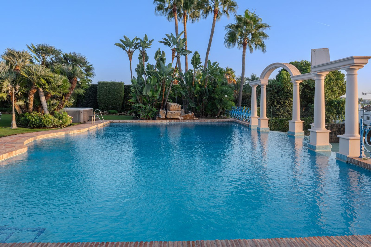 Se vende Villa - Chalet de 6 dormitorios en Costa Del Sol, Málaga, España