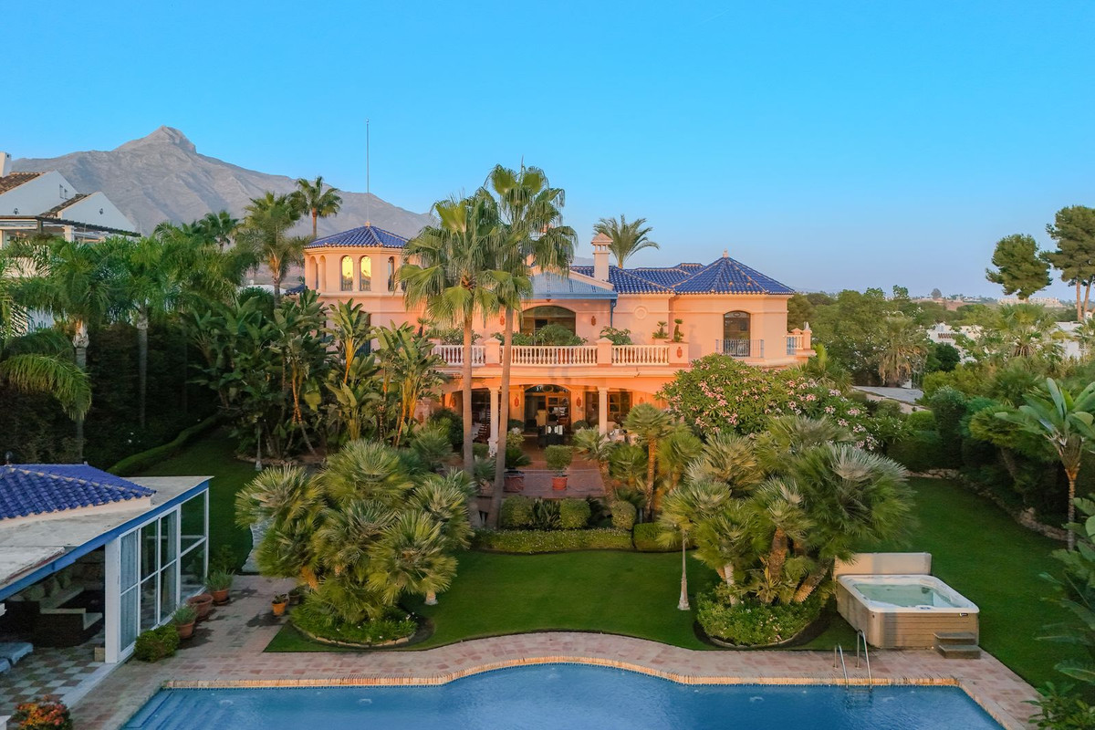 Se vende Villa - Chalet de 6 dormitorios en Costa Del Sol, Málaga, España