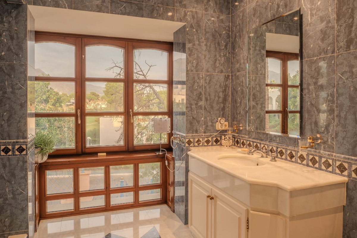 Se vende Villa - Chalet de 6 dormitorios en Costa Del Sol, Málaga, España