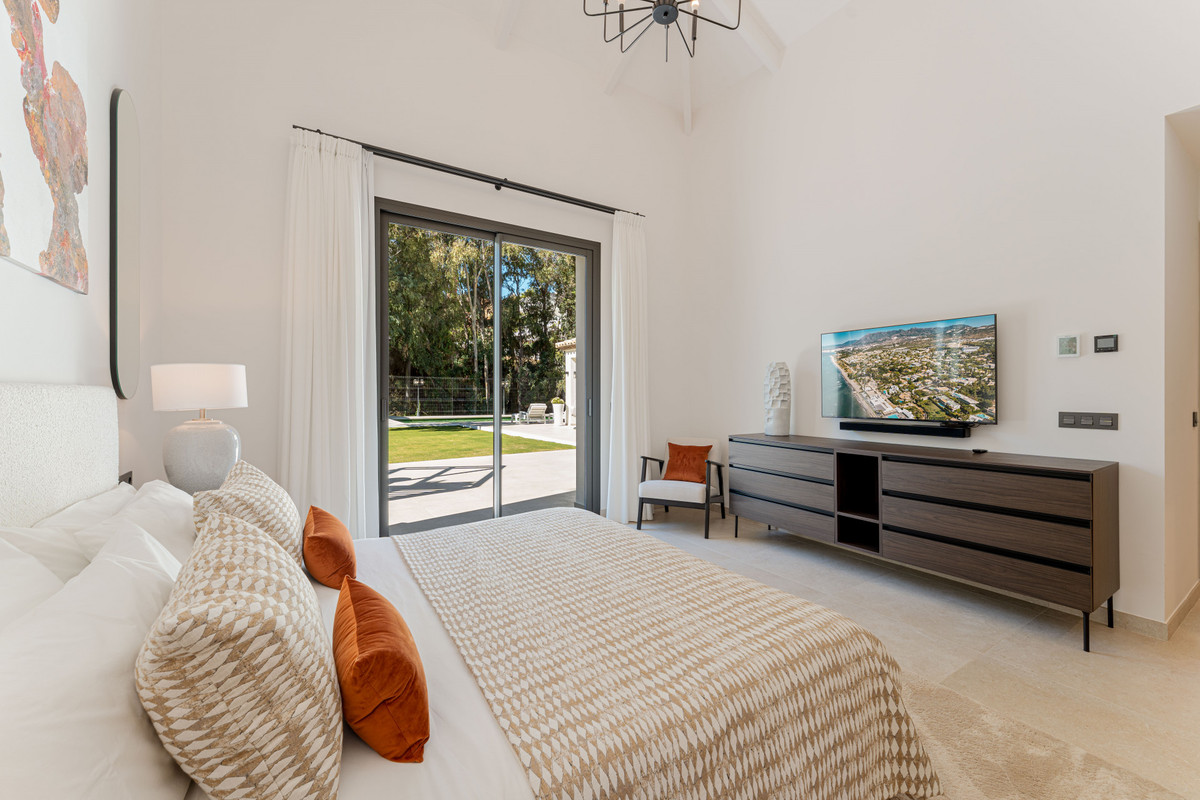 5 Bed Townhouse for sale in Nueva Andalucía Costa Del Sol, Málaga, Spain