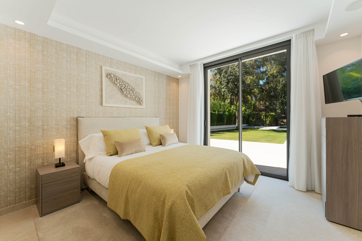5 Bed Townhouse for sale in Nueva Andalucía Costa Del Sol, Málaga, Spain