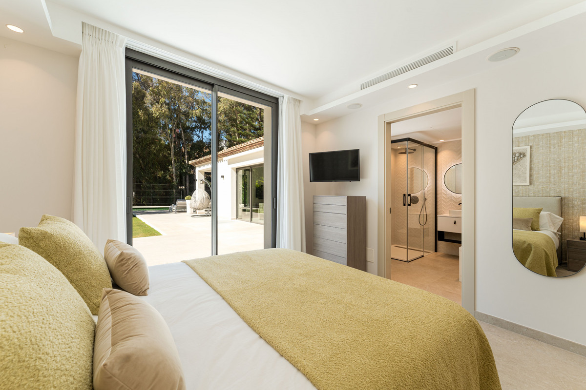 5 Bed Townhouse for sale in Nueva Andalucía Costa Del Sol, Málaga, Spain