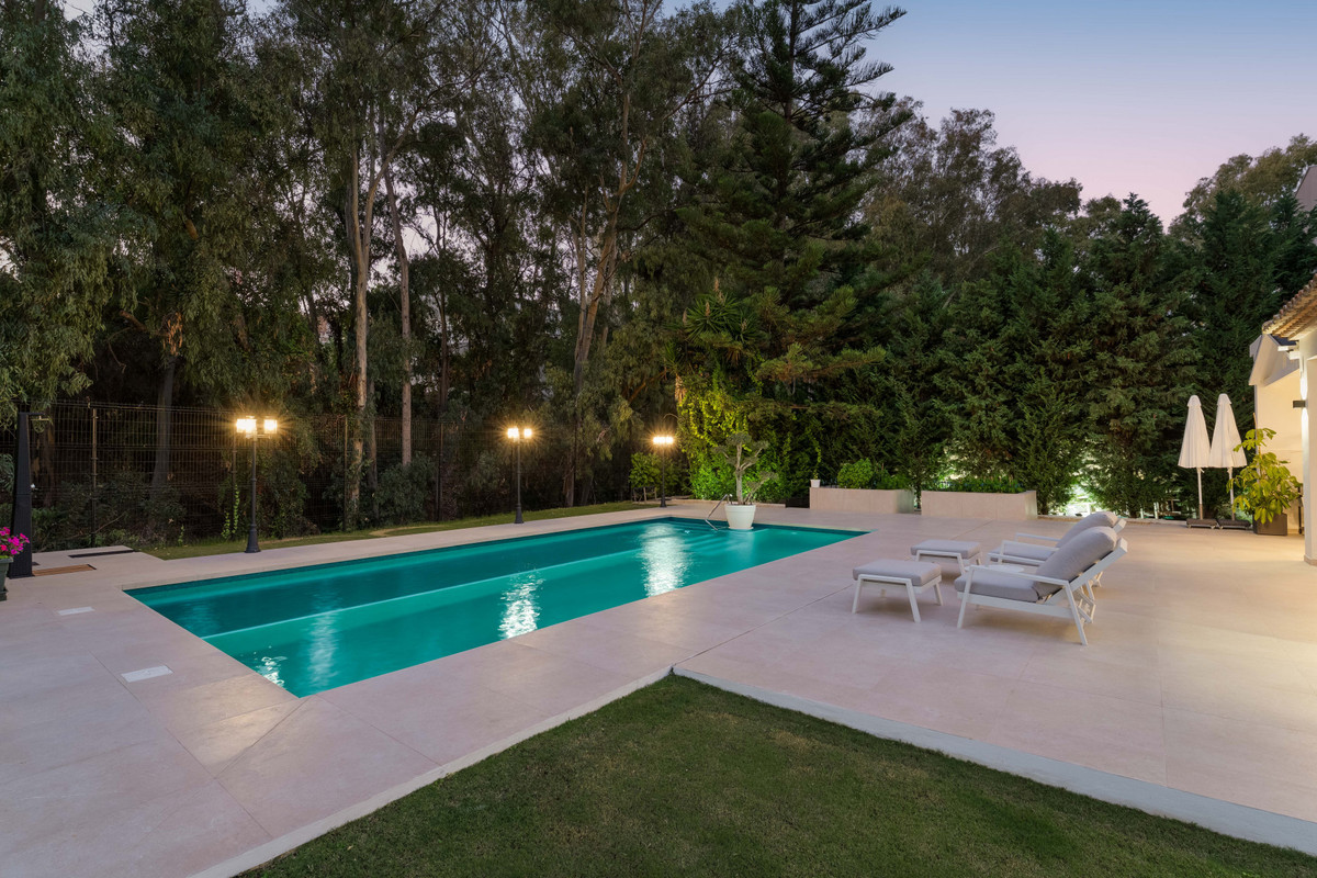 5 Bed Townhouse for sale in Nueva Andalucía Costa Del Sol, Málaga, Spain