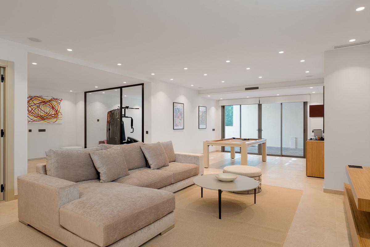 5 Bed Townhouse for sale in Nueva Andalucía Costa Del Sol, Málaga, Spain
