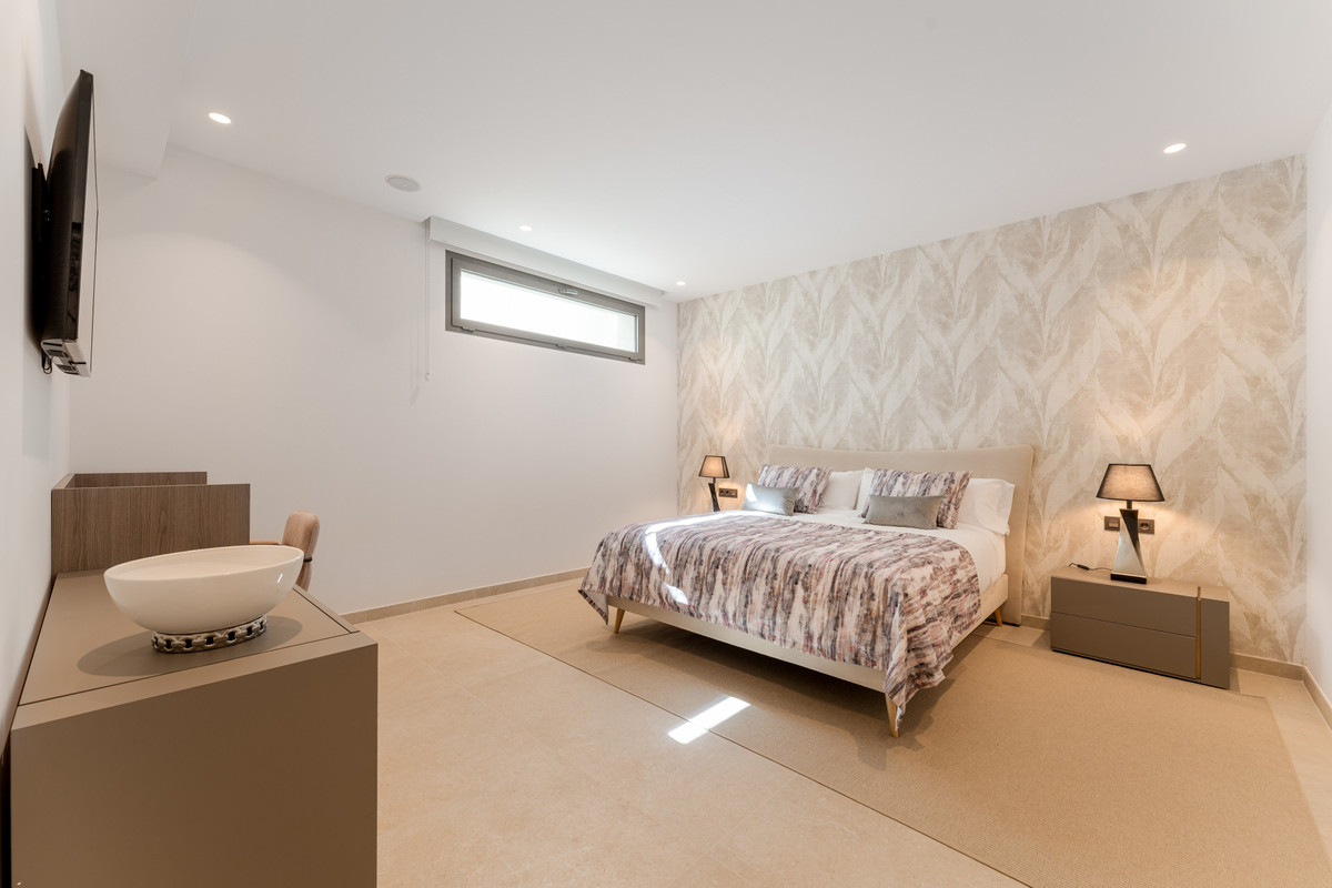 5 Bed Townhouse for sale in Nueva Andalucía Costa Del Sol, Málaga, Spain