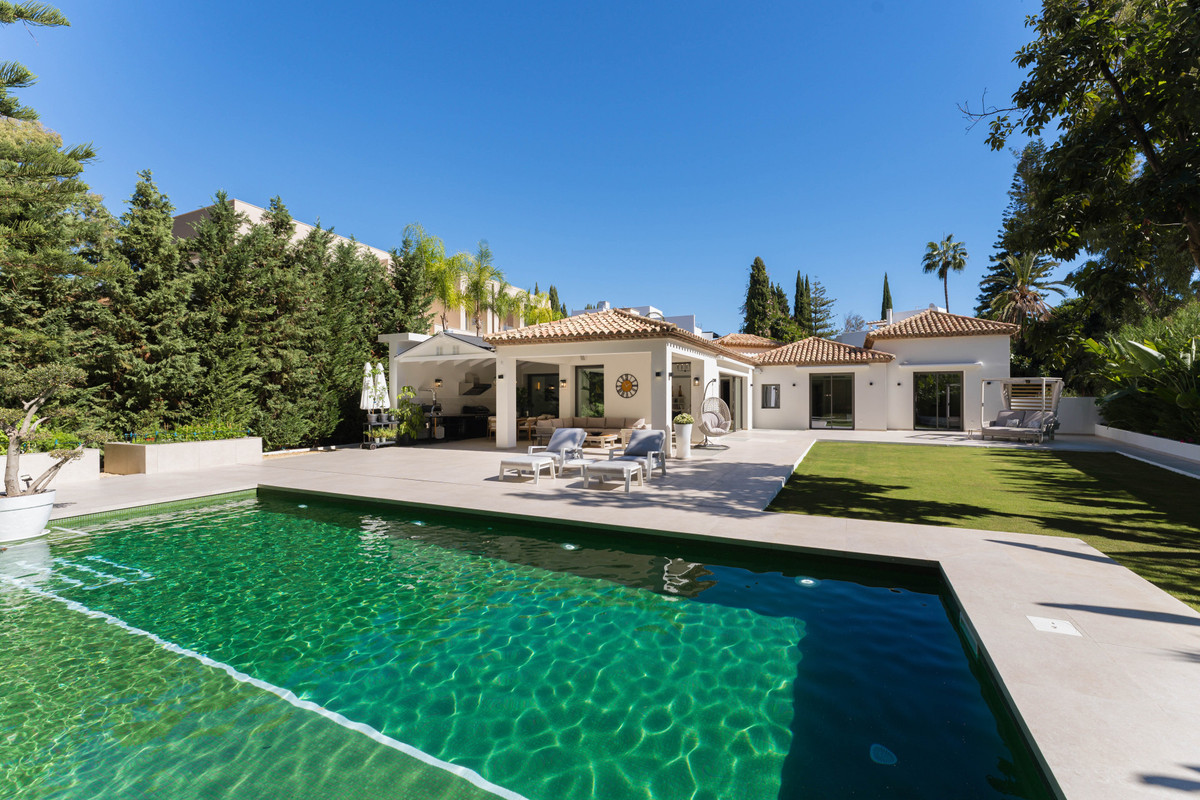 5 Bed Townhouse for sale in Nueva Andalucía Costa Del Sol, Málaga, Spain