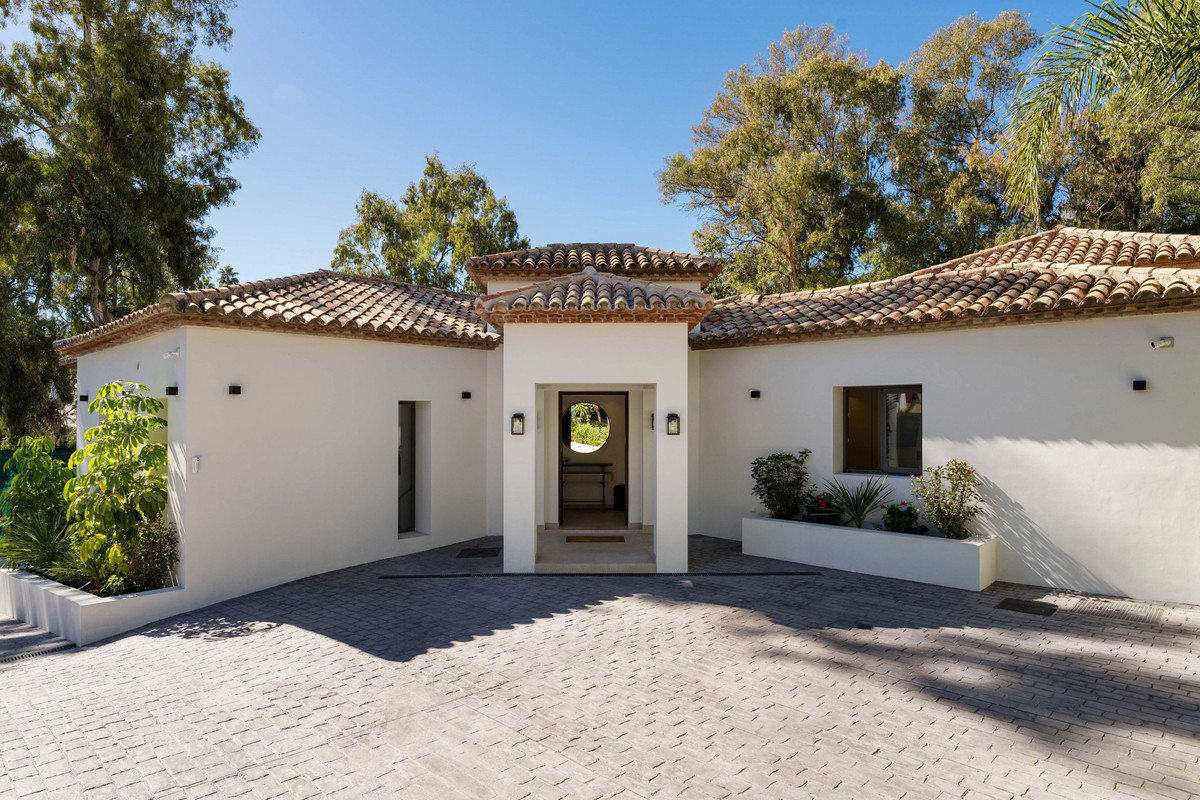 5 Bed Townhouse for sale in Nueva Andalucía Costa Del Sol, Málaga, Spain
