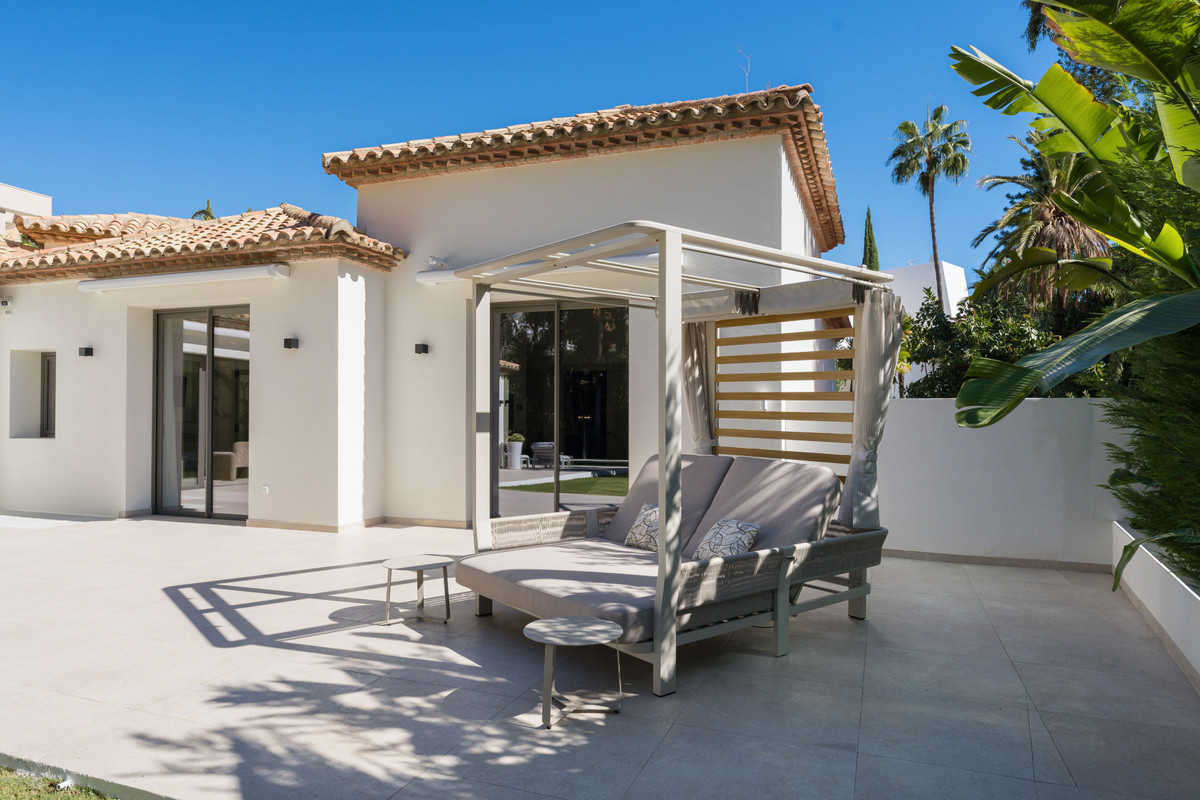 5 Bed Townhouse for sale in Nueva Andalucía Costa Del Sol, Málaga, Spain