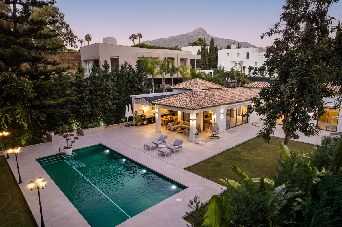 5 Bed Townhouse for sale in Nueva Andalucía Costa Del Sol, Málaga, Spain