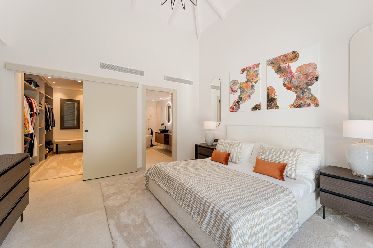5 Bed Townhouse for sale in Nueva Andalucía Costa Del Sol, Málaga, Spain