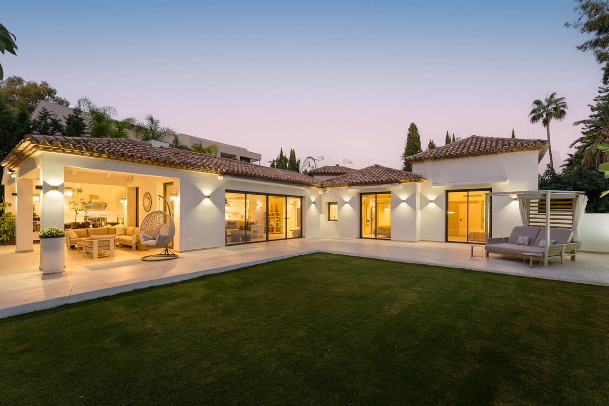 5 Bed Townhouse for sale in Nueva Andalucía Costa Del Sol, Málaga, Spain