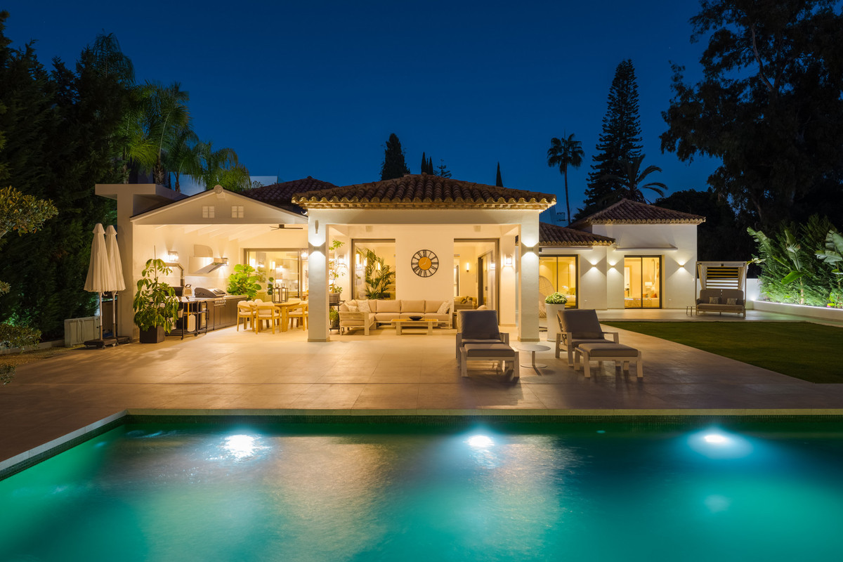 5 Bed Townhouse for sale in Nueva Andalucía Costa Del Sol, Málaga, Spain