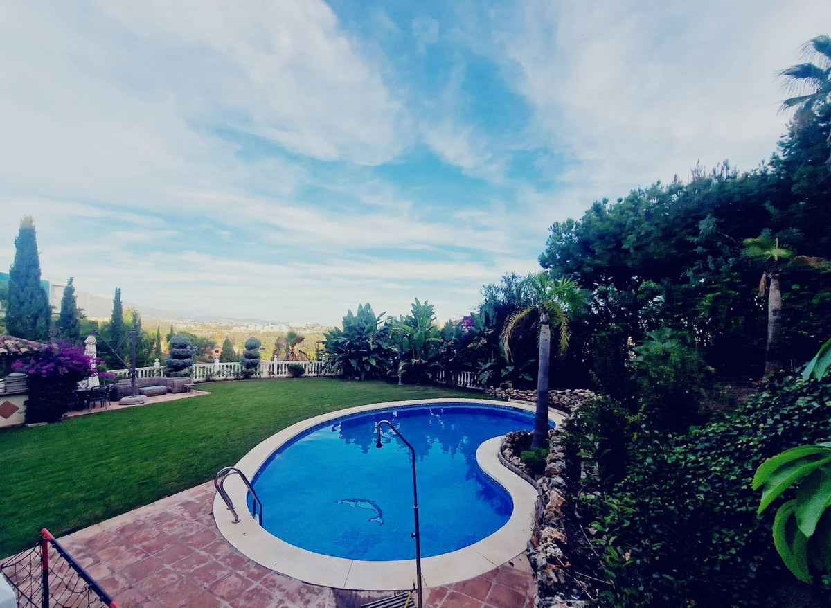 6 Bed Townhouse for sale in El Paraiso Costa Del Sol, Málaga, Spain