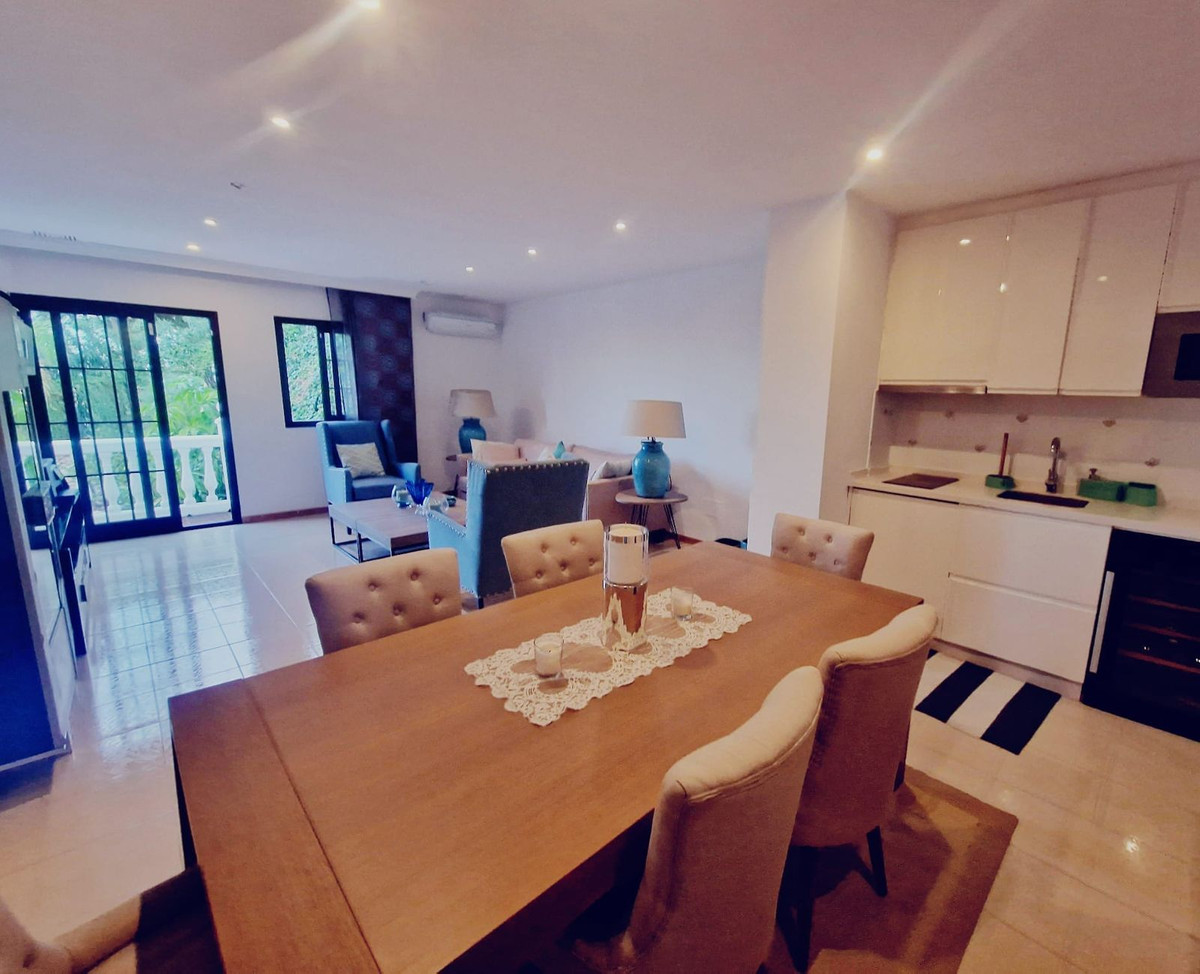6 Bed Townhouse for sale in El Paraiso Costa Del Sol, Málaga, Spain
