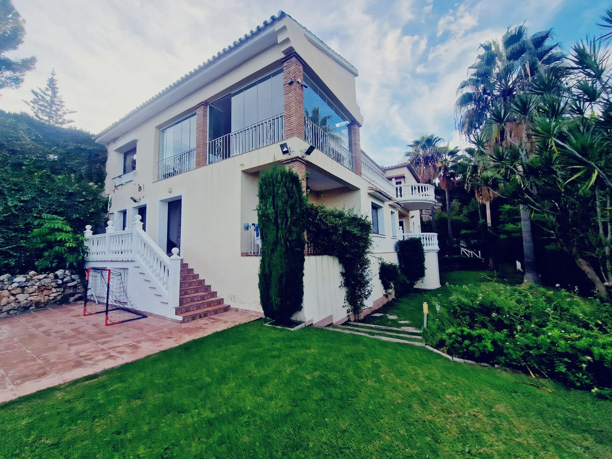 6 Bed Townhouse for sale in El Paraiso Costa Del Sol, Málaga, Spain