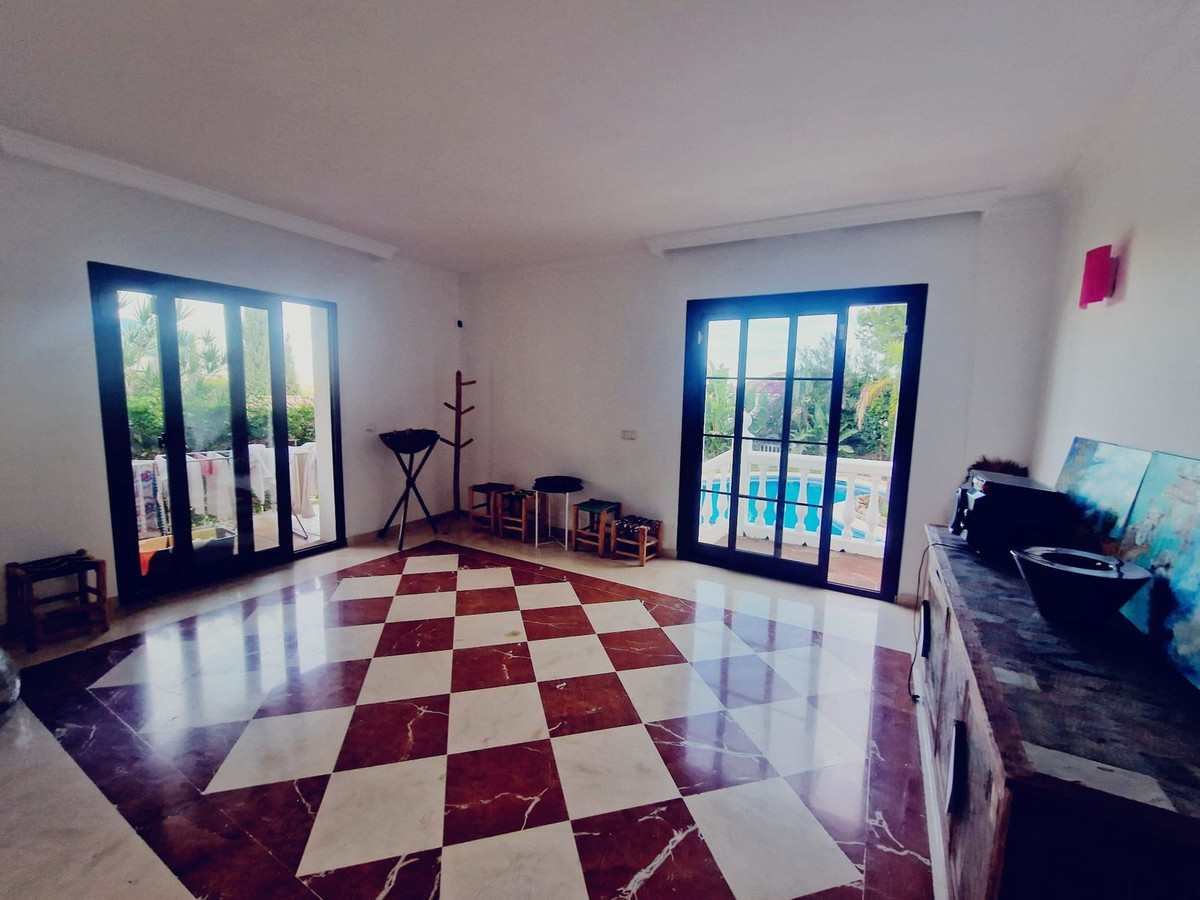 6 Bed Townhouse for sale in El Paraiso Costa Del Sol, Málaga, Spain