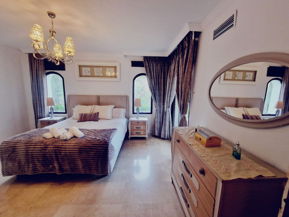 6 Bed Townhouse for sale in El Paraiso Costa Del Sol, Málaga, Spain