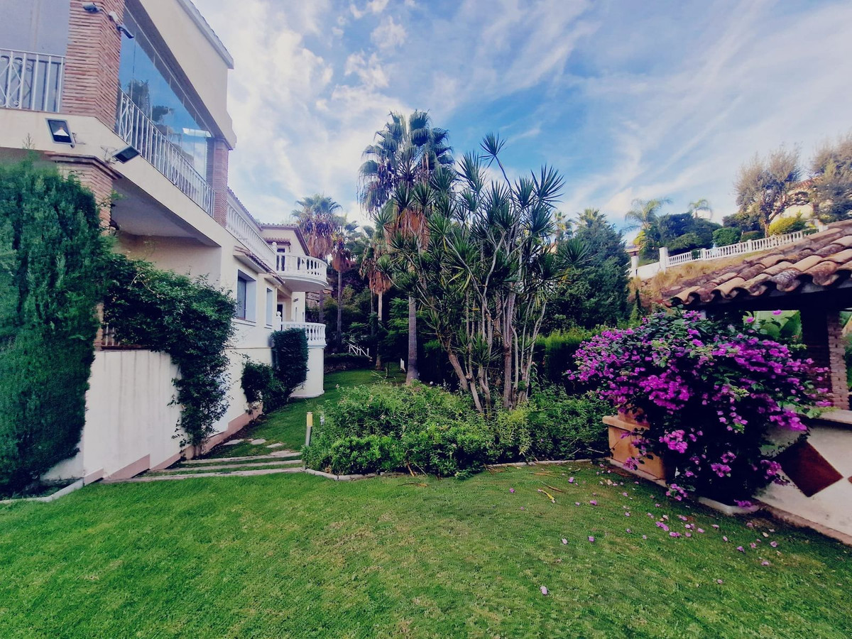 6 Bed Townhouse for sale in El Paraiso Costa Del Sol, Málaga, Spain