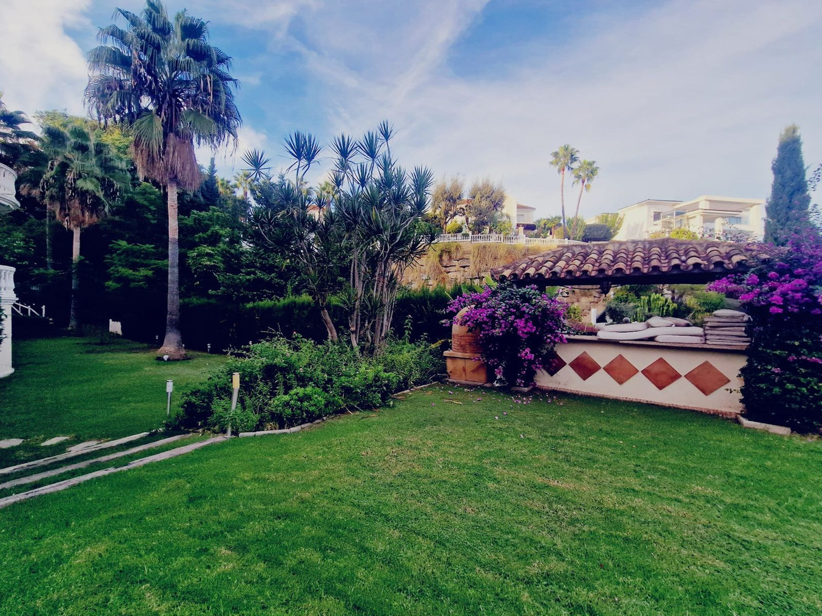 6 Bed Townhouse for sale in El Paraiso Costa Del Sol, Málaga, Spain