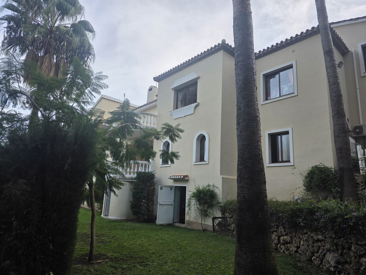 6 Bed Townhouse for sale in El Paraiso Costa Del Sol, Málaga, Spain