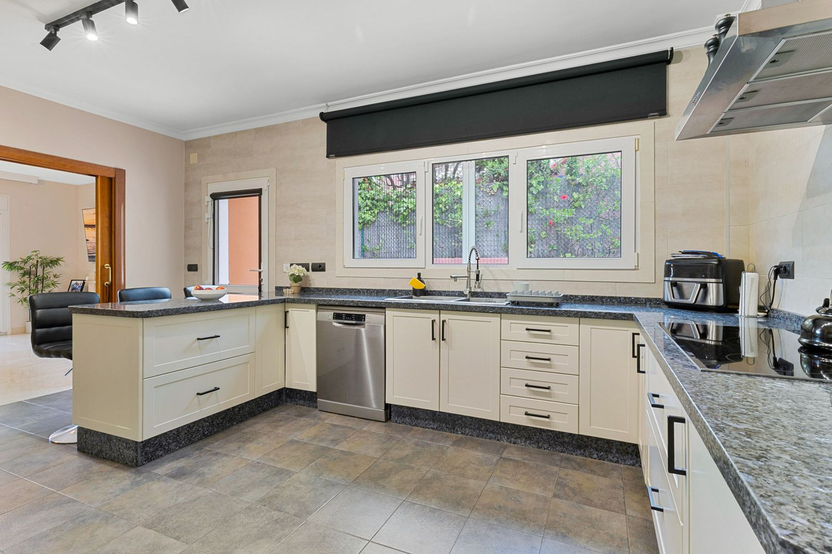 6 Bed Townhouse for sale in Benalmadena Costa Costa Del Sol, Málaga, Spain