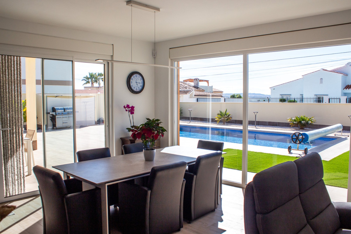 Se vende Villa - Chalet de 4 dormitorios en Costa Blanca, Alicante, España
