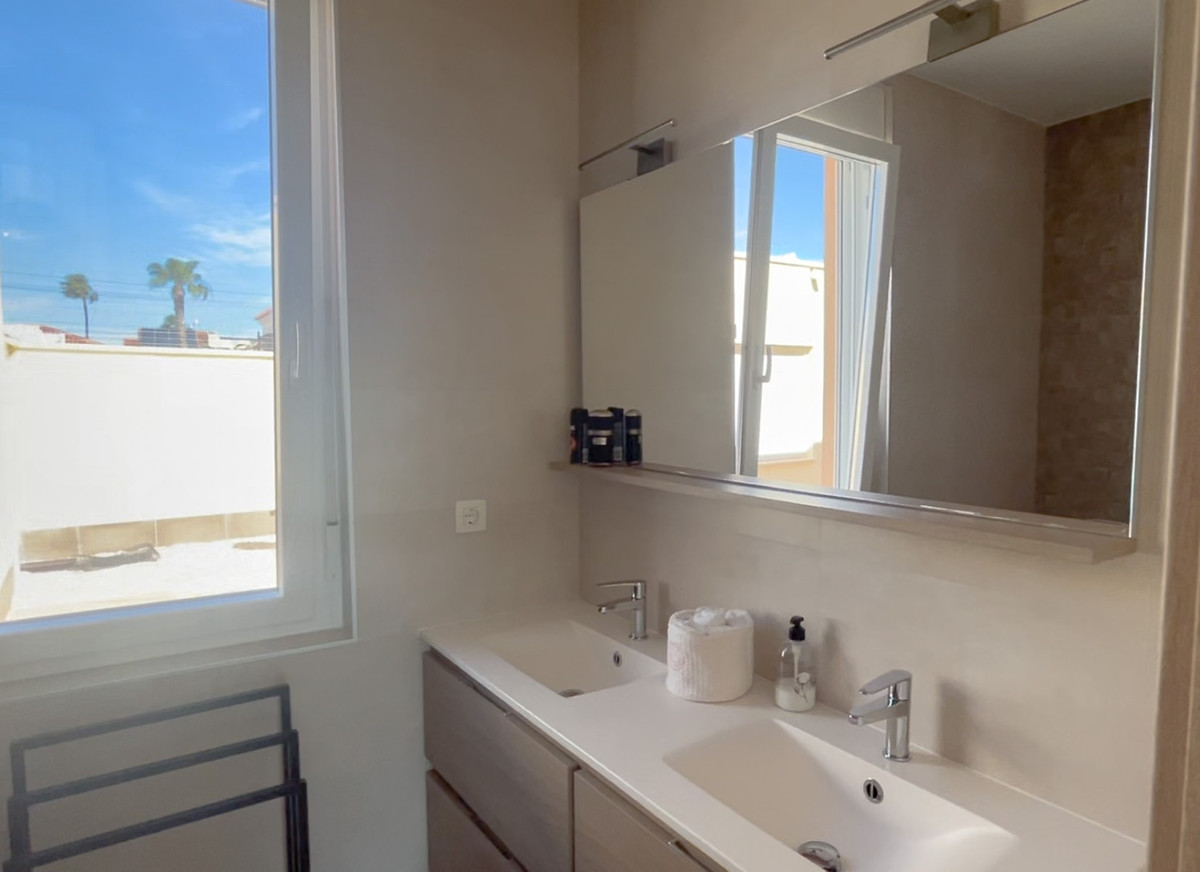 Se vende Villa - Chalet de 4 dormitorios en Costa Blanca, Alicante, España