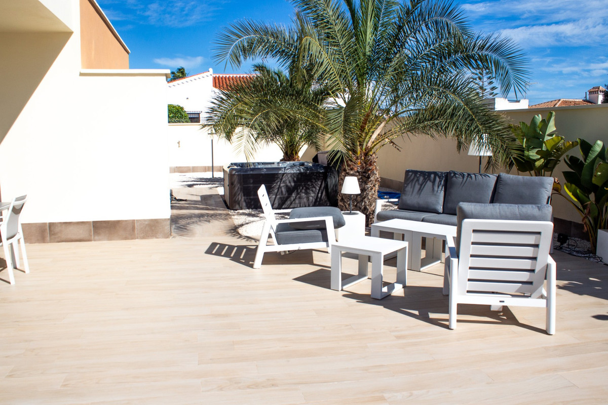 Se vende Villa - Chalet de 4 dormitorios en Costa Blanca, Alicante, España