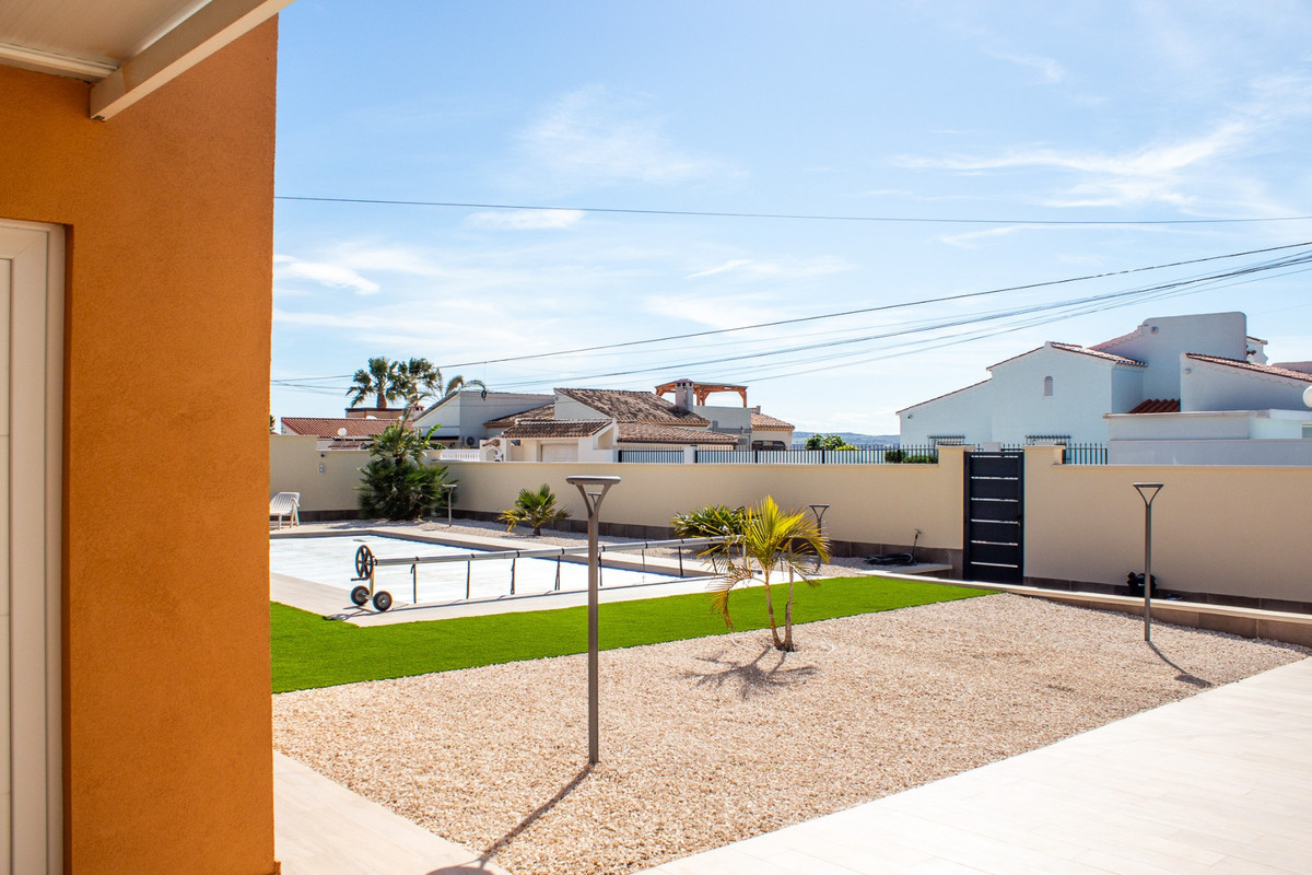 Se vende Villa - Chalet de 4 dormitorios en Costa Blanca, Alicante, España