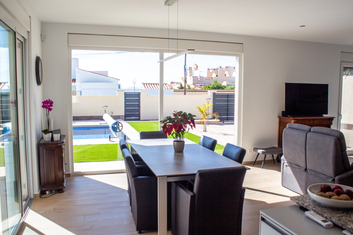 Se vende Villa - Chalet de 4 dormitorios en Costa Blanca, Alicante, España