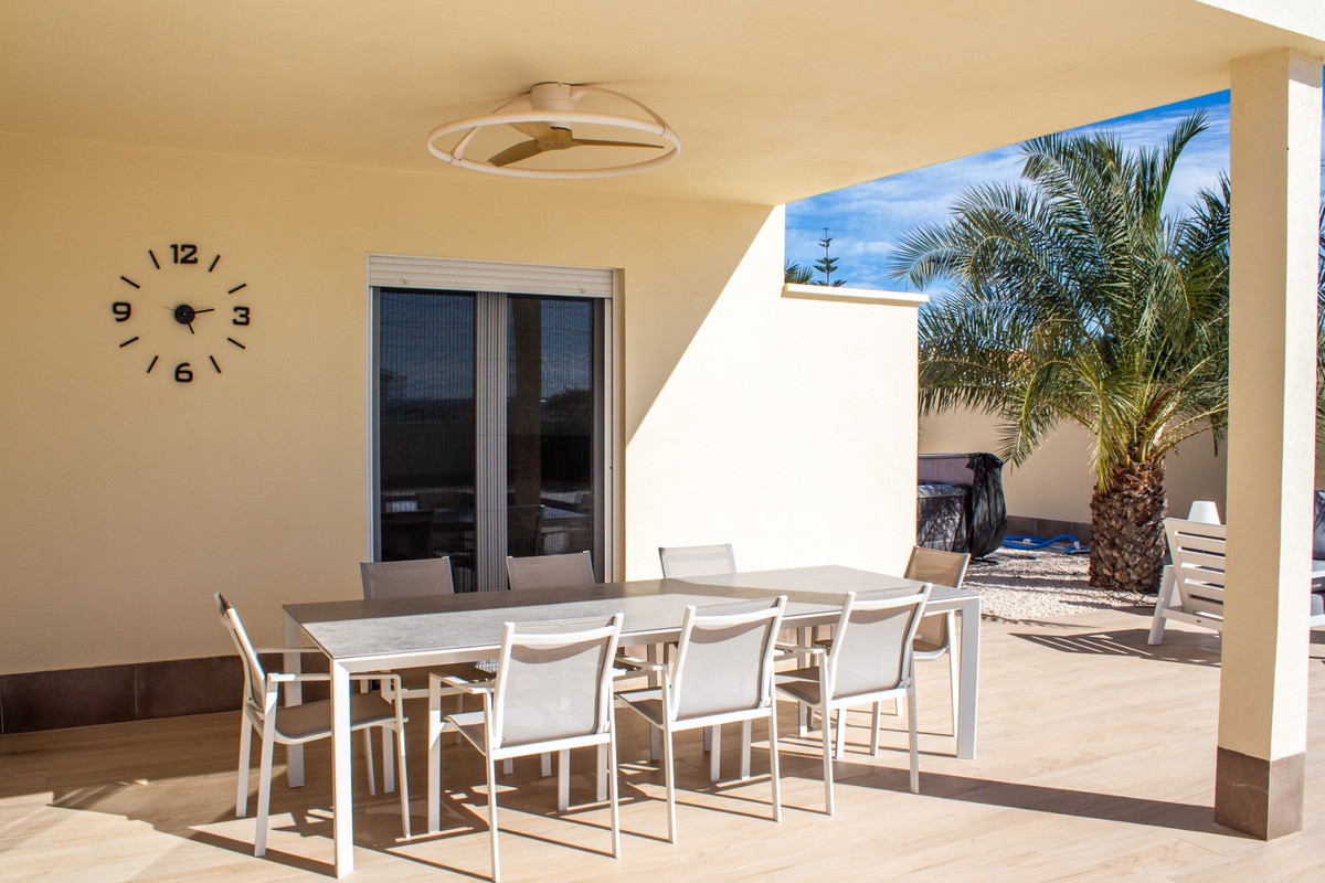 Se vende Villa - Chalet de 4 dormitorios en Costa Blanca, Alicante, España