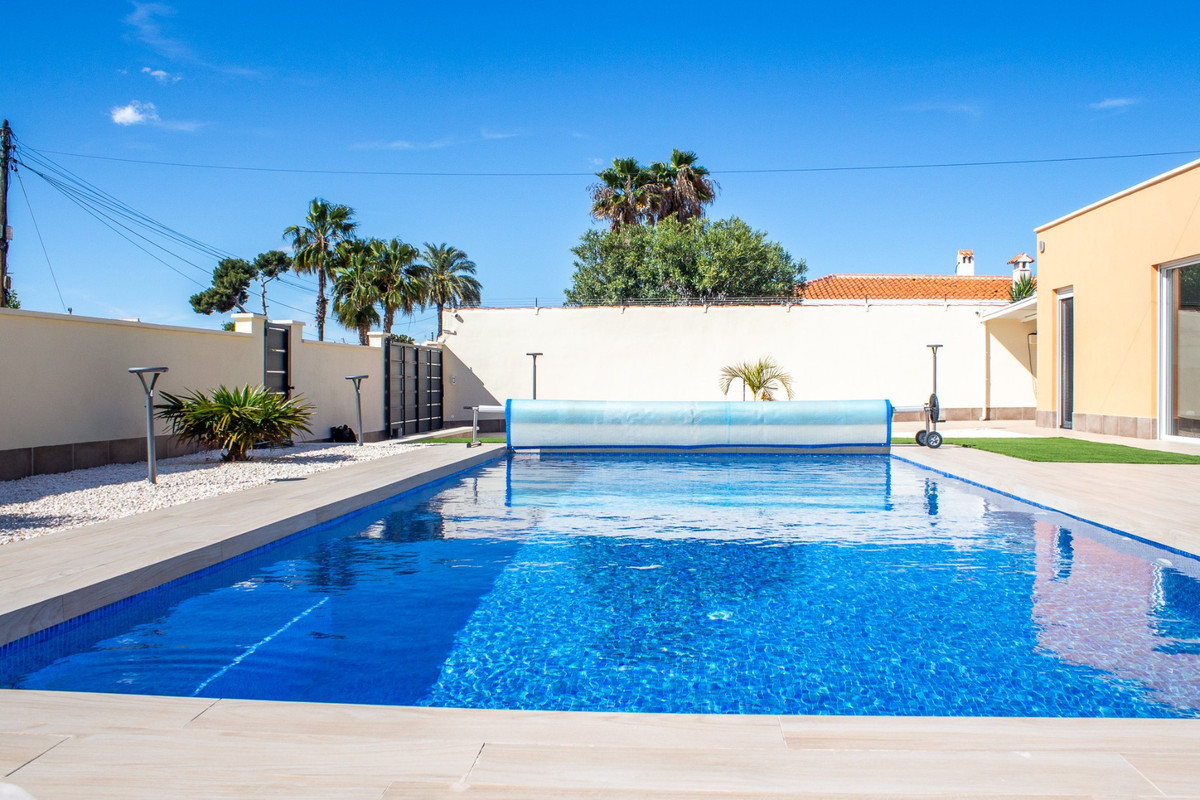 Se vende Villa - Chalet de 4 dormitorios en Costa Blanca, Alicante, España