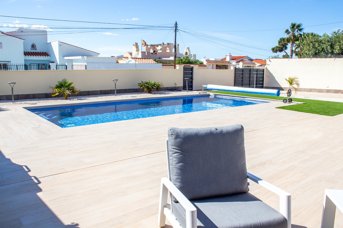 Se vende Villa - Chalet de 4 dormitorios en Costa Blanca, Alicante, España