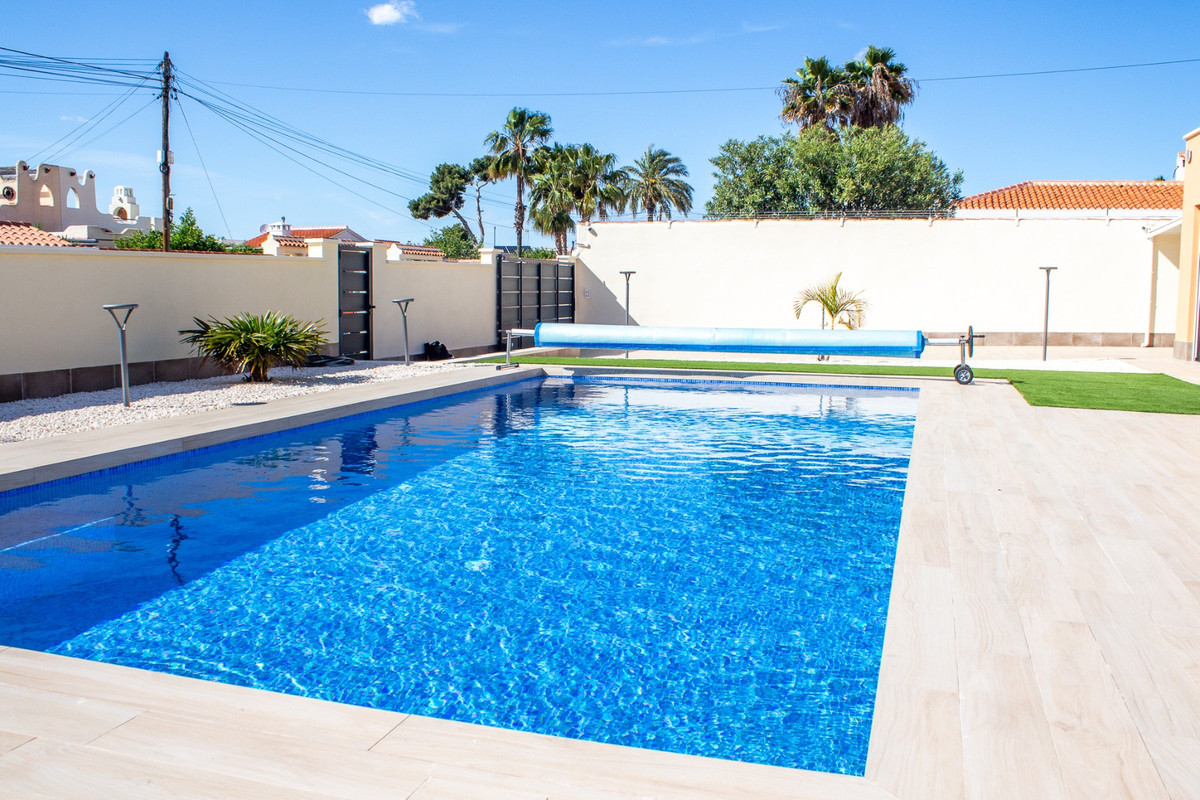 Se vende Villa - Chalet de 4 dormitorios en Costa Blanca, Alicante, España