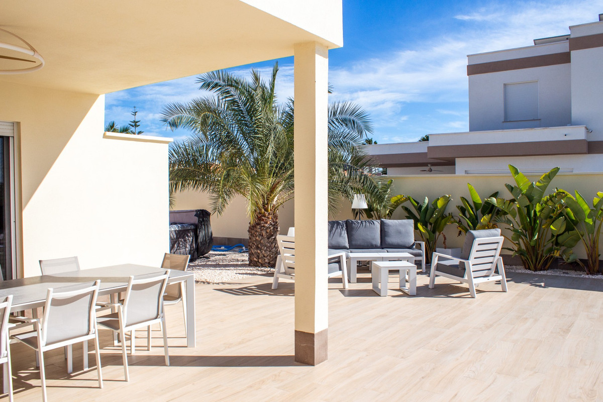 Se vende Villa - Chalet de 4 dormitorios en Costa Blanca, Alicante, España