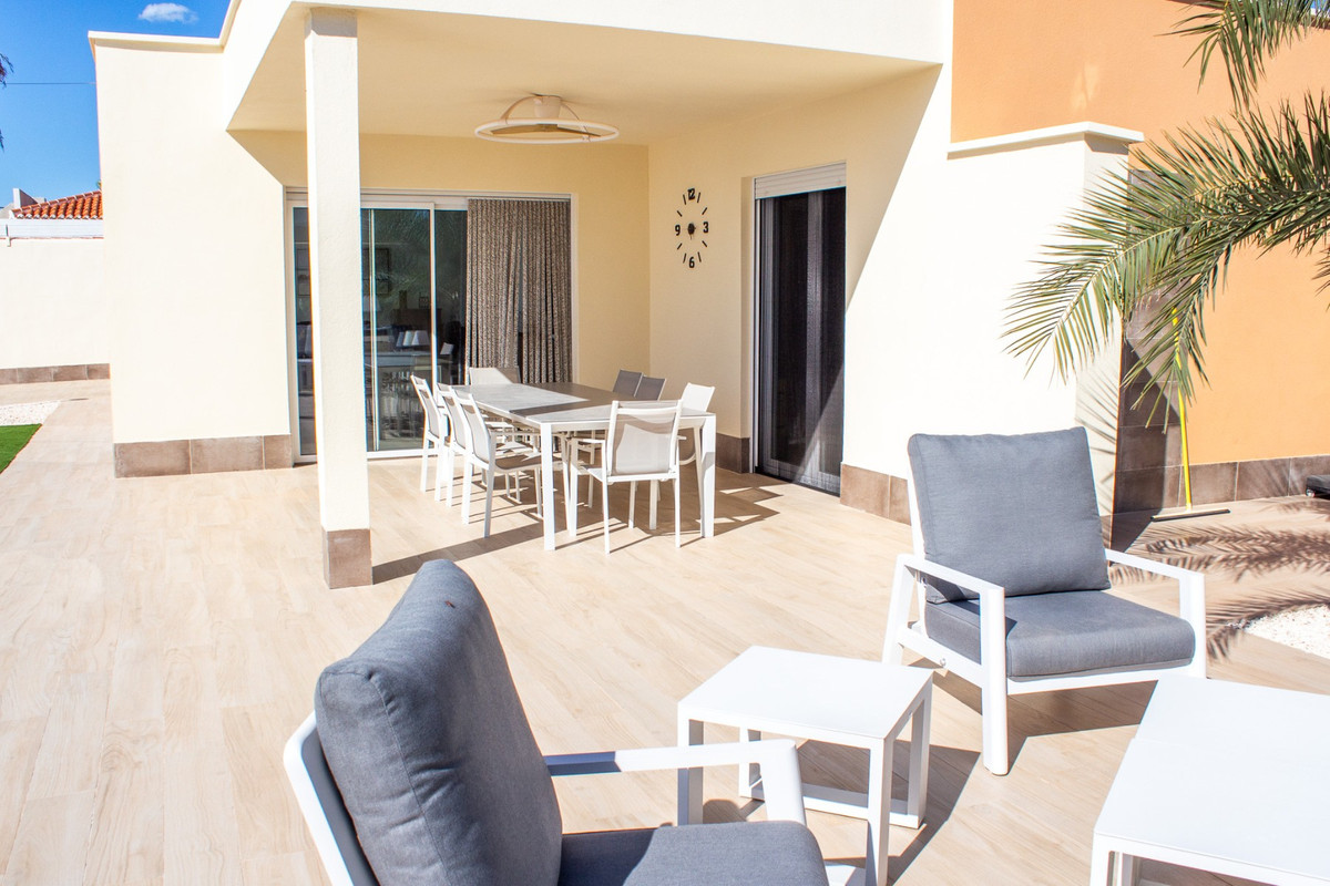Se vende Villa - Chalet de 4 dormitorios en Costa Blanca, Alicante, España