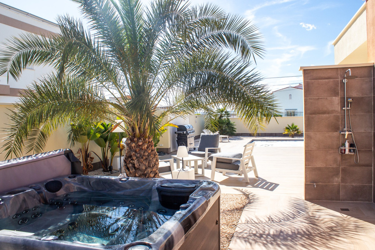 Se vende Villa - Chalet de 4 dormitorios en Costa Blanca, Alicante, España