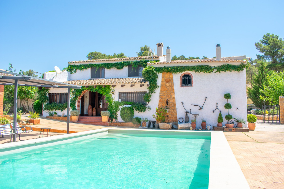 8 Bed Townhouse for sale in Onil Costa Blanca, Alicante, Spain